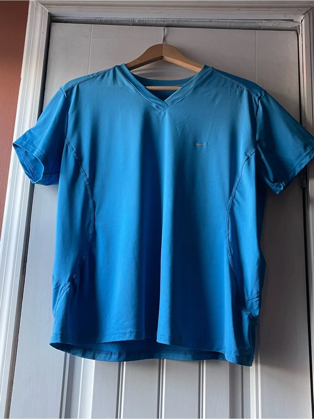 Nike Women's V-Neck Shirt in Beautiful Turquoise size XL